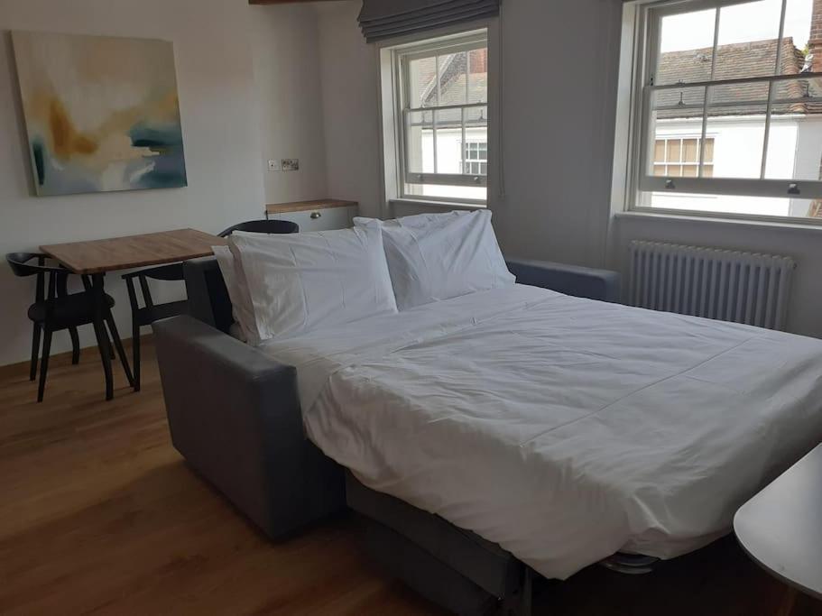 Apartment 6 At Number 8: City Centre, 1 Bedroom, Sofa Bed In Lounge Canterbury Zewnętrze zdjęcie