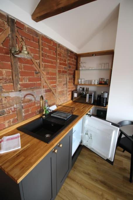 Apartment 6 At Number 8: City Centre, 1 Bedroom, Sofa Bed In Lounge Canterbury Zewnętrze zdjęcie